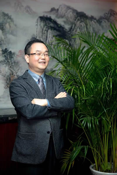 快過刀，準(zhǔn)超尺，亮勝光，激光正成為21世紀(jì)最為矚目的高新技術(shù)之一