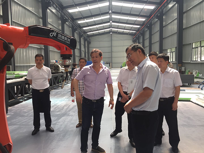 大冶市委常委、組織部長秦遵懷同志一行蒞臨新特光電考察