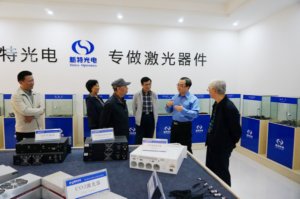 湖北省原人大副主任和武漢市委副書記謝培棟等一行來(lái)我司調(diào)研考察