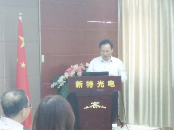 武漢光谷中小企業(yè)科技創(chuàng)新協(xié)會顧問、華中科技大學光學與電子信息學院教授、全國激光產業(yè)聯(lián)盟秘書長唐霞輝博士