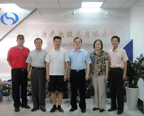 湖北省僑聯(lián)主席李磐帶領(lǐng)羅連運(yùn)副巡視員、汪純蓮部長(zhǎng)、王家橋主任等來我司考察